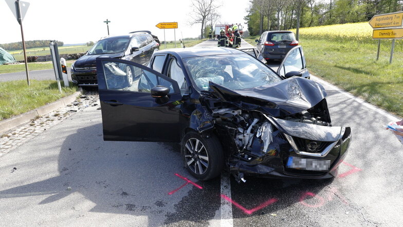 Bei einem Unfall in Chemnitz sind mehrere Autos beschädigt worden.