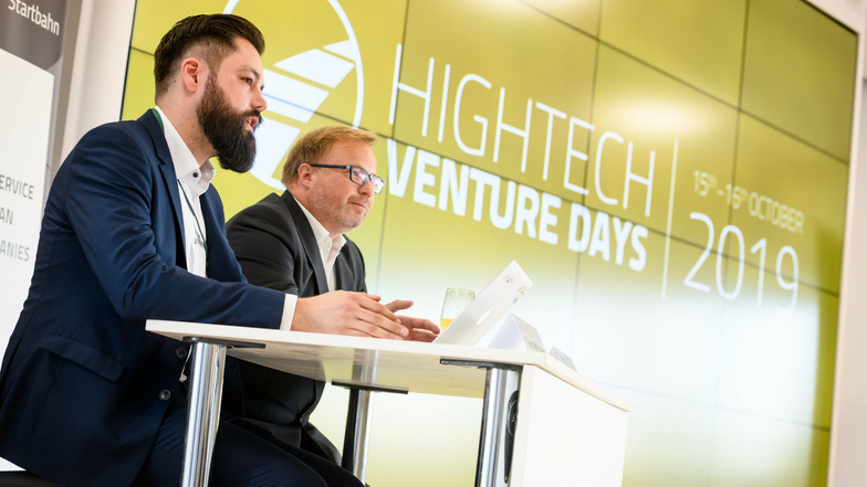 Bei den Hightech Venture Days stellen sich Hochtechnologie-Start-ups aus Dresden vor. Netzwerkmanager Thomas Schulz (vorn) und Jörg Schüler, Vorstandschef der Hightech Startbahn, machen sich für die Initiative stark.