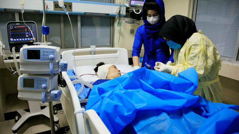 Ein Opfer des IS-Anschlags wird im Krankenhaus behandelt.