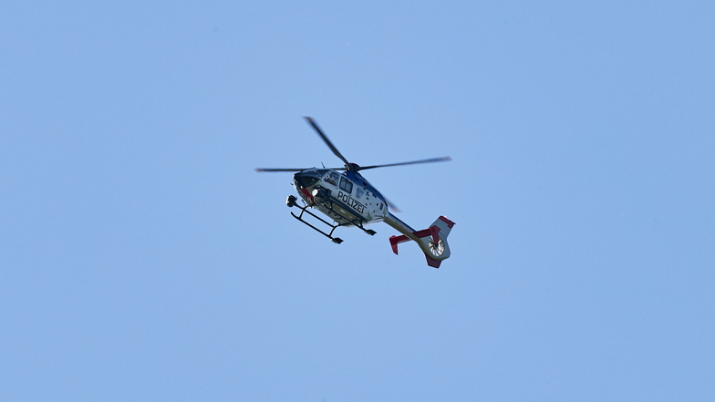 Immer öfter suchen Hubschrauber nach Personen. Auch am Mittwoch rund um Berggießhübel.