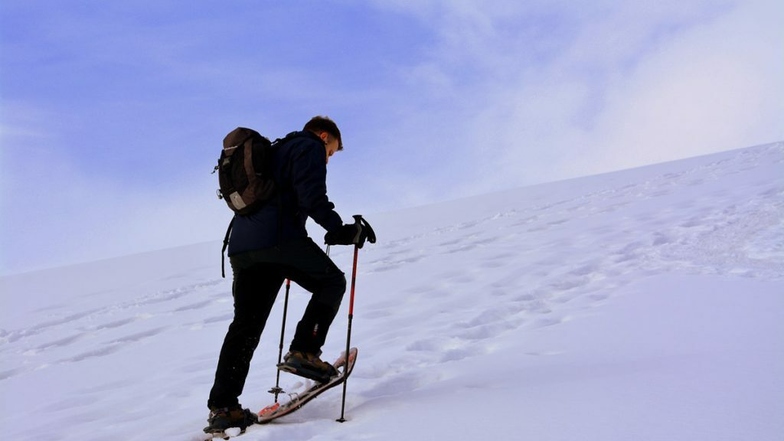 Ein im wahrsten Sinne cooles Geschenk für Schnee- und Wanderfans: Mit den Schneeschuhen geht es bei dieser Tour durch das malerische Erzgebirge in 850 Metern Höhe.