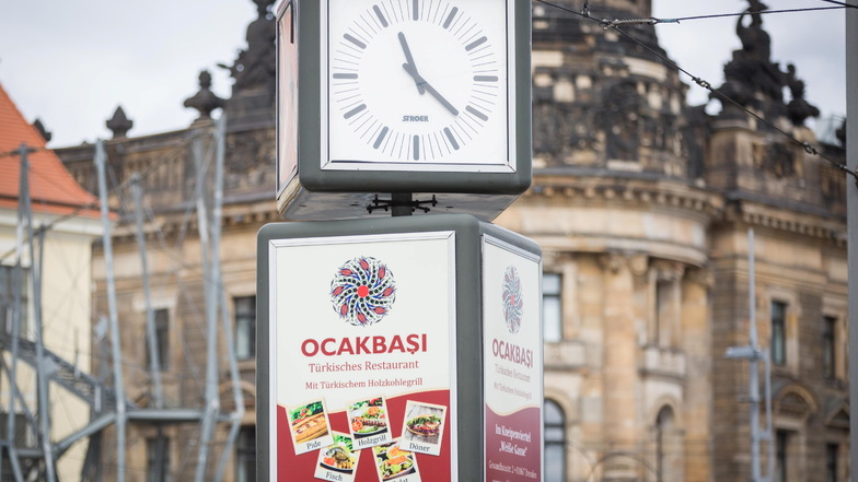 So sehen die Uhren mit Werbeflächen aus. Diese steht am Pirnaischen Platz.