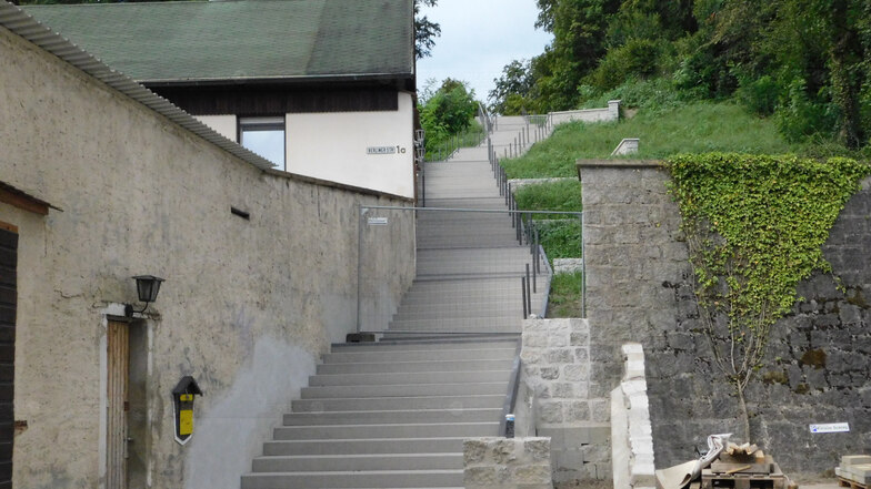 So sieht die sanierte Treppenanlage zwischen Marktplatz Bad Muskau und Bergpark aktuell noch aus. Doch bald werden die Seitenflächen begrünt.