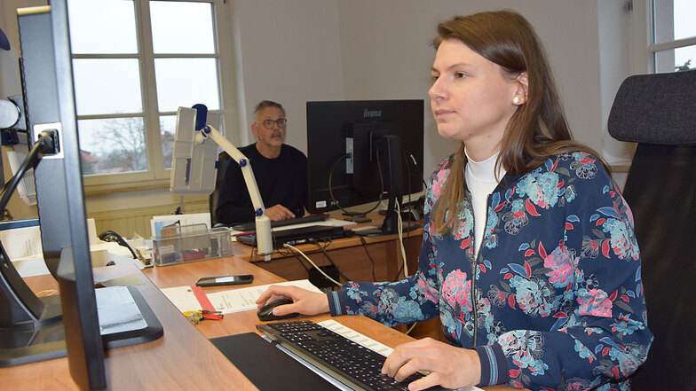 Jan Krahl und Franciska Grajcarek arbeiten für eine sichtbare Zweisprachigkeit im sorbischen Siedlungsgebiet in Sachsen.