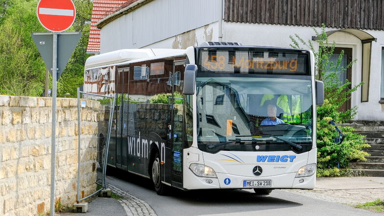 Wer aus der Amtsgasse im Moritzburger Ortsteil Steinbach mit einem Bus auf die Dorfstraße abbiegt, braucht Geduld und Fingerspitzengefühl.