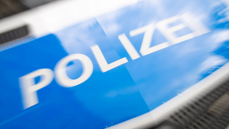 Die Dresdner Polizei ermittelt gegen einen 87-Jährigen. Er soll Fahrerflucht begangen haben.