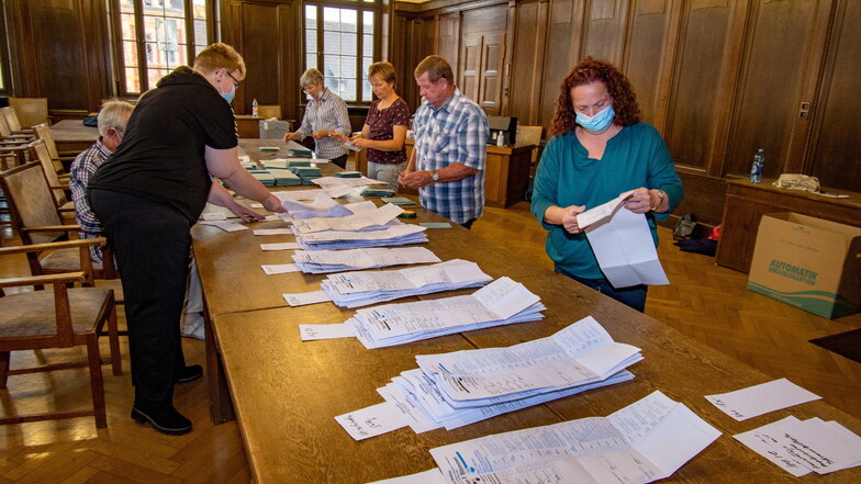 Im großen Sitzungssaal im Döbelner Rathaus befand sich eines von sechs Wahllokalen, in denen die Stimmen der Briefwahl ausgezählt wurden.