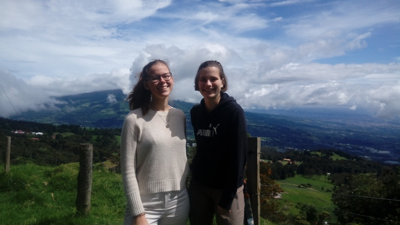 Lena Suchomski (links) aus Görlitz und Paula Luttermann aus Hannover absolvieren zusammen ihr Freiwilliges Soziales Jahr in einer Kleinstadt in Costa Rica.