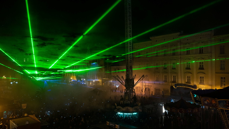 Die Licht- und Lasershow zum Abschluss des 28. Görlitzer Altstadtfestes auf dem Obermarkt war ein Höhepunkt. An den Zauber eines Feuerwerks kam sie aber nicht heran.