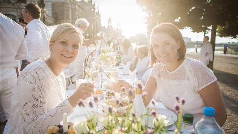 Katrin Göttlich (l.) und Kathrin Nietzsche genossen den Abend beim White Dinner auf der Brühlschen Terrasse bei einem wunderbaren Sonnenuntergang.