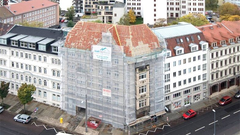 Das Eckhaus an der Ostra-Allee/Maxstraße wird als Letztes des Straßenzuges gerade saniert.