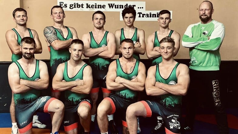 Dieses Team des SV Grün-Weiß Weißwasser will in der Ringer-Landesliga punkten: Olaf Noack (66 kg), Lars Melcher (86 kg), Benito Kleinfeld (71 kg), Geronimo Stoppira (57 kg), Hauke Richter (61 kg), Trainer Knut Fehmann (stehend v. l.), Matthias Mückisch (8