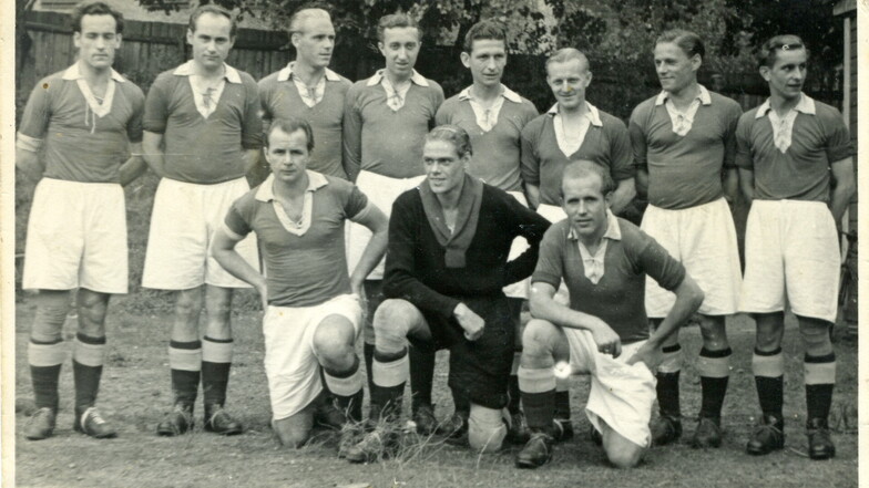 Die Gebrüder Jurek 1953 vor den Aufstiegsspielen mit der BSG Stahl Freital zur zweitklassigen DDR-Liga. Stehend links Werner Jurek; Heinz Jurek (3.v.l.).