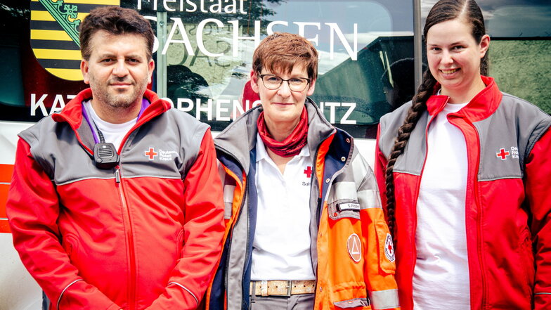 Khaled von der Psychosozialen Notfallversorgung vom Roten Kreuz Zittau mit seiner Teamleiterin Sabine Ridder und Raphaela.