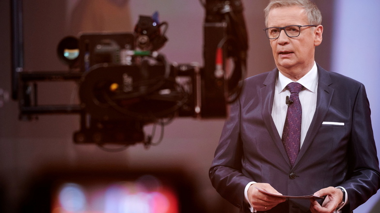 Wegen seiner Covid-19-Erkrankung konnte Günther Jauch am Samstag nicht an seiner RTL-Show "Denn sie wissen nicht, was passiert" teilnehmen. Zu sehen bekamen die Zuschauer den 64-Jährigen aber trotzdem - per Videoschalte.