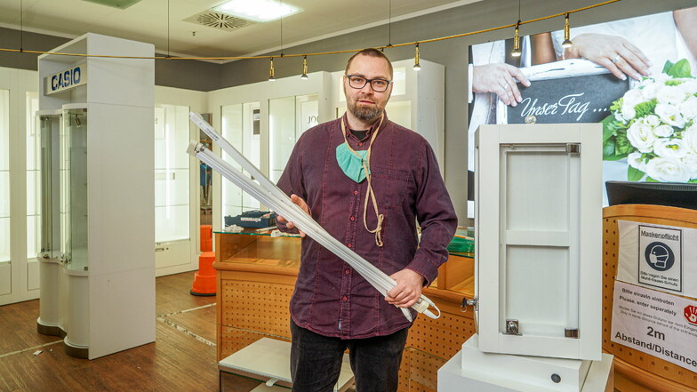 Ivo Scholze nutzt den Lockdown, um das Uhren- und Schmuckgeschäft Scholze im Bautzener Kornmarkt-Center umzubauen.