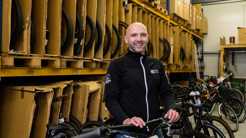 Falk Rehfeld ist der Filialleiter des Cube-Store in Görlitz. Er steht im Lager des Ladens an der Rauschwalder Straße. Hier stahlen Diebe im November 2023  E-Bikes im Wert von 200.000 Euro.