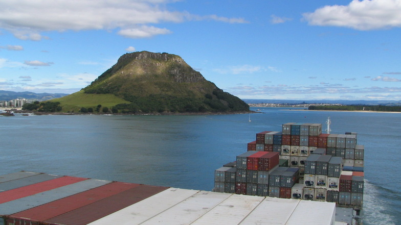 Hier fährt die "Maersk Duffield" in die den Hafen von Tauranga ein, eine Stadt ganz im Norden von Neuseeland.