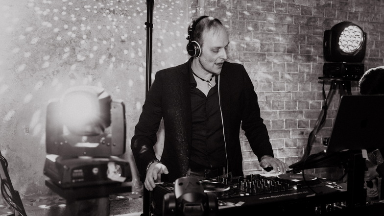 Der Dresdner DJ Sascha Juranek legt seit seiner Jugend Musik in Clubs auf. Nun hat er sich auf Hochzeiten spezialisiert.