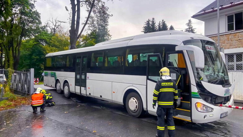In der Vergangenheit musste bereits ein am Boden aufsitzender Bus durch die Freiwillige Feuerwehr der Stadt Hrádek wieder flott gemacht werden.