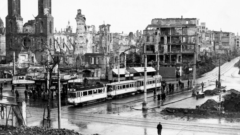Monate nach den Bombenangriffen 1945 fuhren schon wieder Straßenbahnen. Links die Ruine der Sofienkirche, die 1962/63 abgerissen wurde. Foto: eastblockworld.com