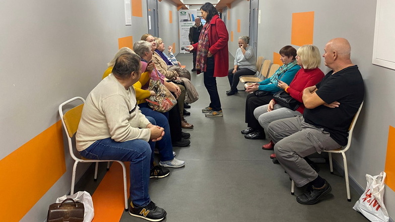 Menschen mit russischem Pass warten in einem öffentlichen Gebäude in Riga auf ihre Lettisch-Prüfung.
