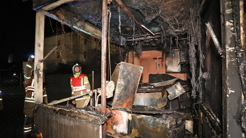 Feuerwehrmänner verhinderten, dass die Flammen auf das Haus übergriffen, den Imbisswagen konnten sie nicht mehr retten.