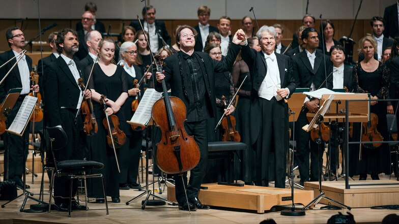 Der Ex-Musikfestspiel-Intendant Haenchen (r.) musizierte in Dresden und anderswo mit seinem Nachfolger, dem Cellisten Jan Vogler: Hier 2018 beim Eröffnungskonzert Dresdner Musikfestspiele im Kulturpalast.