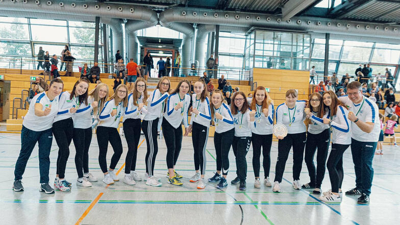 Endlich Gold in der Hand: Die C-Juniorinnen des VfL Meißen wurden jetzt für den Sachsenmeistertitel geehrt.