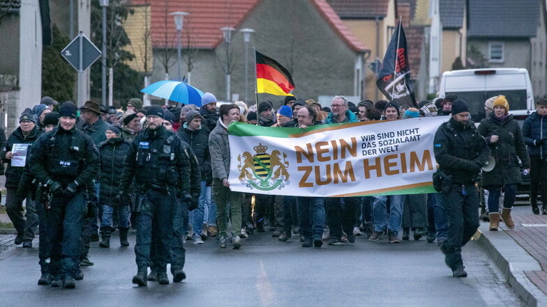 "Nein zum Heim, wir sind nicht das Sozialamt der Welt" steht auf dem Transparent, das Teilnehmer einer Demonstration gegen die geplante Unterbringung von Flüchtlingen in Strelln im Kreis Nordsachsen tragen.