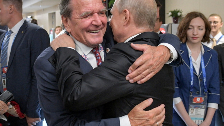 Die Nähe von Altkanzler Gerhard Schröder zu Russland und Präsident Wladimir Putin wird in der SPD inzwischen kritisch gesehen - hier die beiden im Jahr 2018.