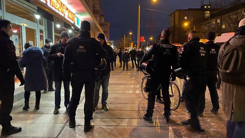 Polizisten kurz vor einer Maßnahme an der Borsbergstraße.
