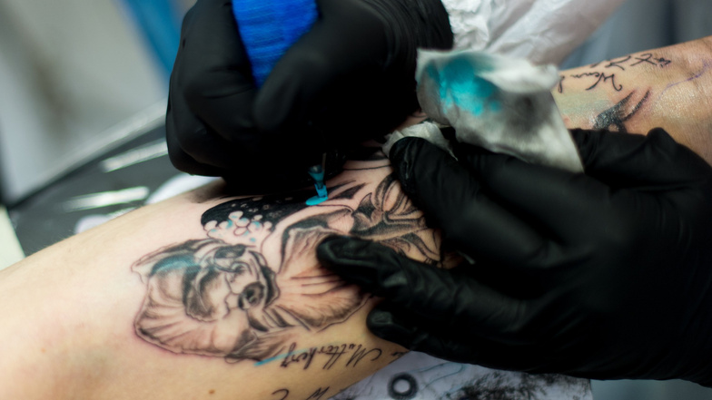 Auch wenn es den Eindruck erweckt, dass Tattoos in der Gesellschaft angekommen sind. Für die große Mehrheit kommt ein Tattoo nicht in Frage.