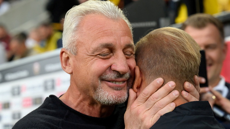 Sie kennen und schätzen sich: Aues Trainer Pavel Dotchev begrüßt Dynamo-Trainer Markus Anfang vor der Partie herzlich.