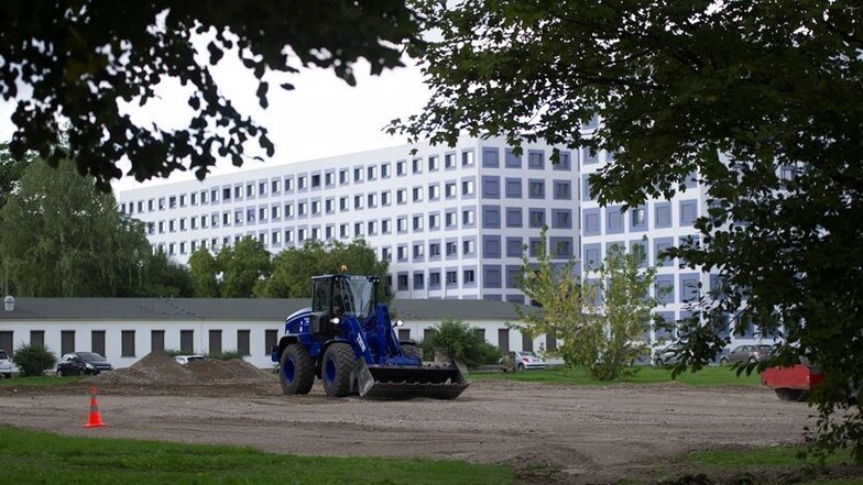 Die Fläche zwischen Schnorrstraße und Strehlener Straße wurde gestern für den Aufbau eines Großzeltes vorbereitet. Darin werden 200 Flüchtlinge Platz finden.