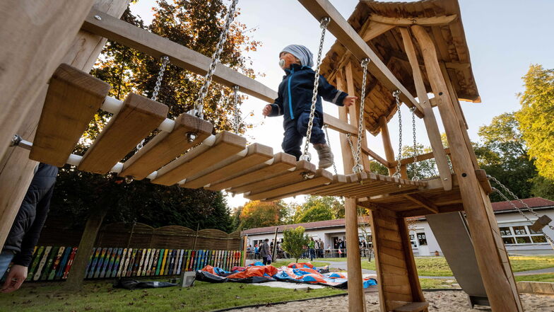 Ein Kind testet das Herzstück des neuen Spielplatzes der Kita Hopfenbachflöhe in Lauterbach. 120.000 Euro flossen in das neue Außengelände.
