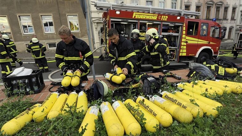 Da die Feuerwehr nur mit Atemschutz arbeiten kann, sammeln sich innerhalb kürzester Zeit zahlreiche verbrauchte Atemluft-Flaschen an.