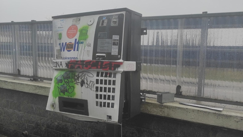 Zu Jahresbeginn ist in Possendorf dieser mit Graffiti beschmierte Zigarettenautomat gesprengt worden. Was die Täter erbeutet haben, muss die Polizei herausfinden.