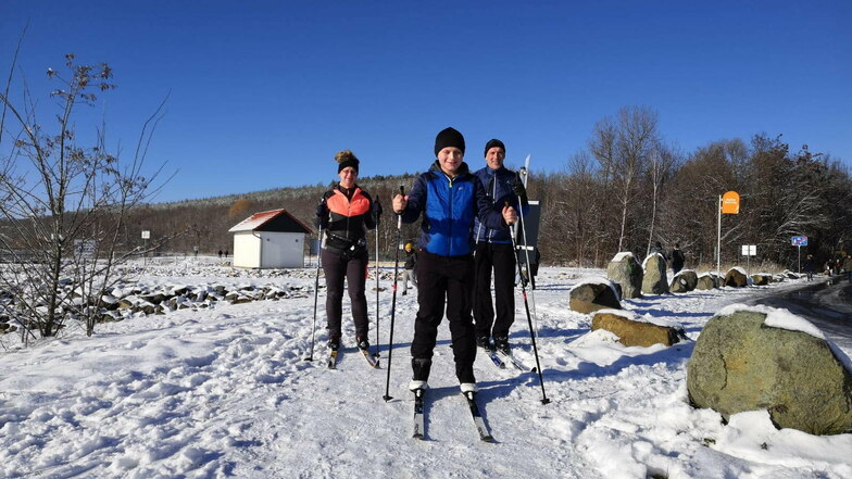 Viele Görlitzer nutzten das wunderbare Winterwetter rund um den Berzdorfer See zum Ski laufen, Schlitten fahren oder Spazieren gehen.