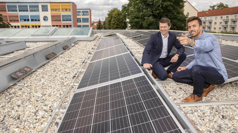 Enso-Kommunalvertriebsleiter Gunnar Schneider (l.) und Weinböhlas Bauamtsleiter Christoph Krzikalla an der Photovoltaikanlage auf dem Dach des Schulanbaus.