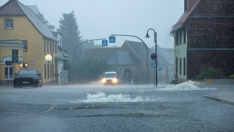 Ein schweres Unwetter zog am Freitagmittag über die Stadt Penig in Mittelsachsen hinweg und sorgte für überschwemmte Straßen.