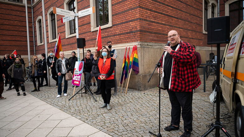 Mirko Schultze, Abgeordneter im Sächsischen Landtag für die Partei Die Linke eröffnet die Kundgebung vor dem Gericht am Postplatz.