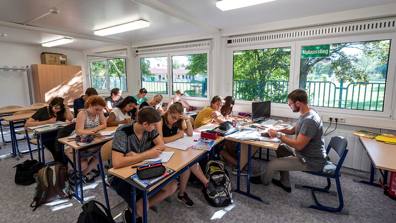 An der Oberschule Rauschwalde lernen die Schüler teilweise in Container-Klassenräumen, die auf dem Schulhof stehen. Jetzt werden die Container qualitativ verbessert.