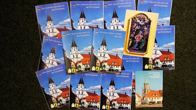 Die neue Broschüre in deutscher und sorbischer Fassung. Das Titelbild zeigt St. Mariä Himmelfahrt zu Wittichenau; die Rückseite ziert das Bild der Hl. Familie aus der Filialkirche Bernsdorf (daselbst rechts von der Chorapsis). Rechts unten: der Vorgän