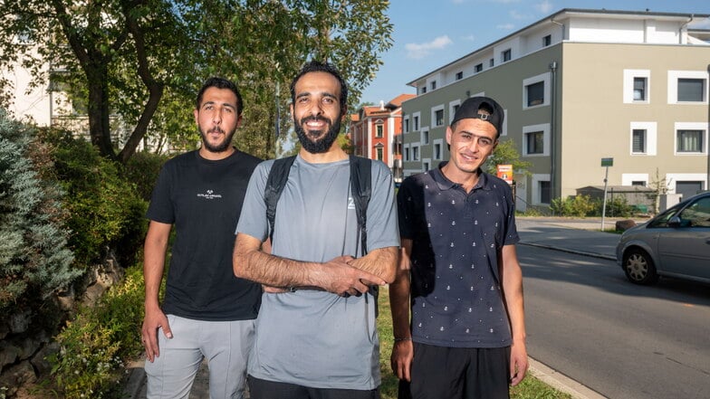 Ibrahim, Bassam und Ahmad (v.l.) leben in einer Dresdner Asylunterkunft. Sie haben den Bewohnern im Haus hinter ihnen geholfen, als Wassermassen die Keller fluteten.