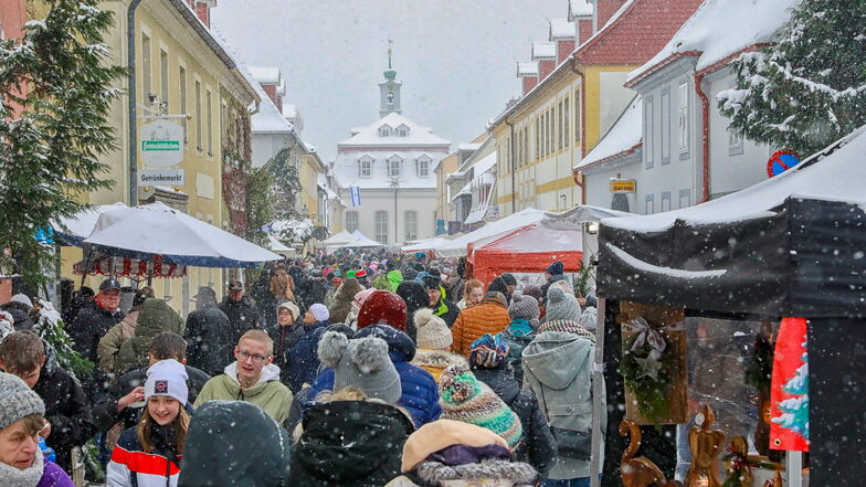 Schon am Nachmittag des Sonnabends ist der Herrnhuter Weihnachtsmarkt gut besucht. Der Schneefall sorgt zudem für ein weihnachtliches Ambiente.
