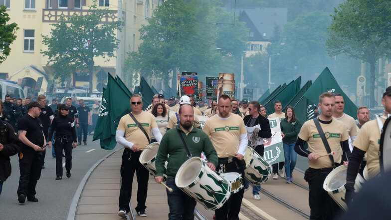 Teilnehmer des Marsches der rechtsextremen Partei "Der III. Weg" in Plauen.