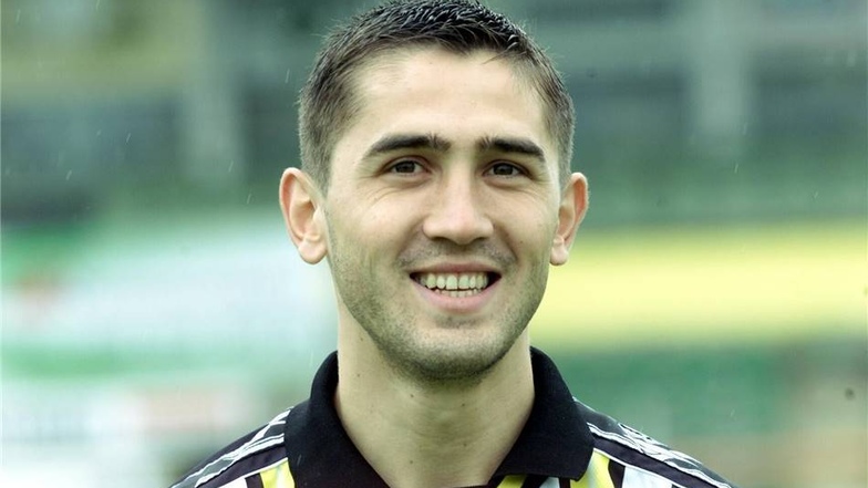 Der Mittelfeldspieler Veselin Popovic war nur in der Spielzeit 1999/2000 bei Dynamo, wechselte von dort direkt nach Aue - für ebenfalls eine Saison.