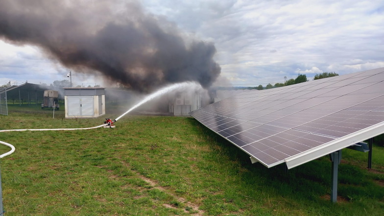 Weithin sichtbar: die brennende Anlage im Solarpark Medessen.