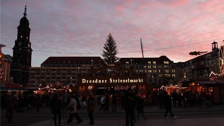 Am Mittwoch ist in Dresden der 579. Striezelmarkt eröffnet worden.